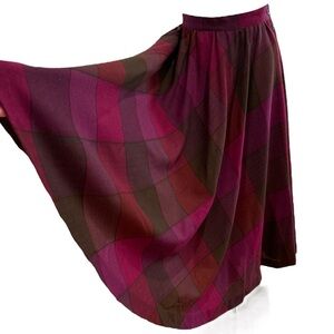 80s RASPBERRY BURGUNDY & BROWN PLAID TARTAN FULL SIDE BUTTON CLOSURE MIDI SKIRT